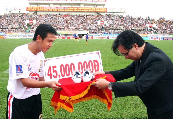 Anh trở thành một trong những cầu thủ giàu thành tích nhất của bóng đá Việt Nam trong thế kỷ 21 với 3 chức VĐQG. Ảnh: Quang Minh